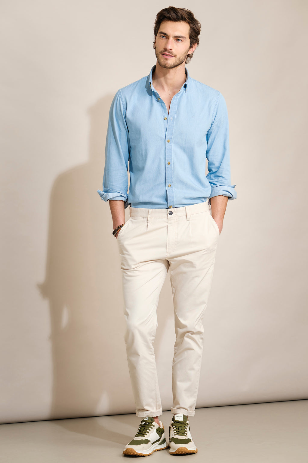 CALÇAS CHINO TAPERED FIT COM PINÇAS