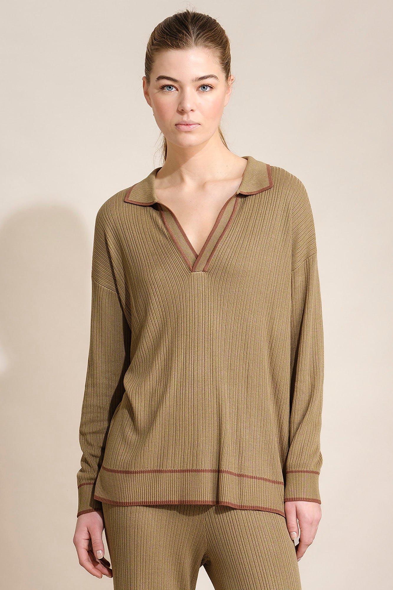 CAMISOLA DE MALHA COM GOLA DE POLO