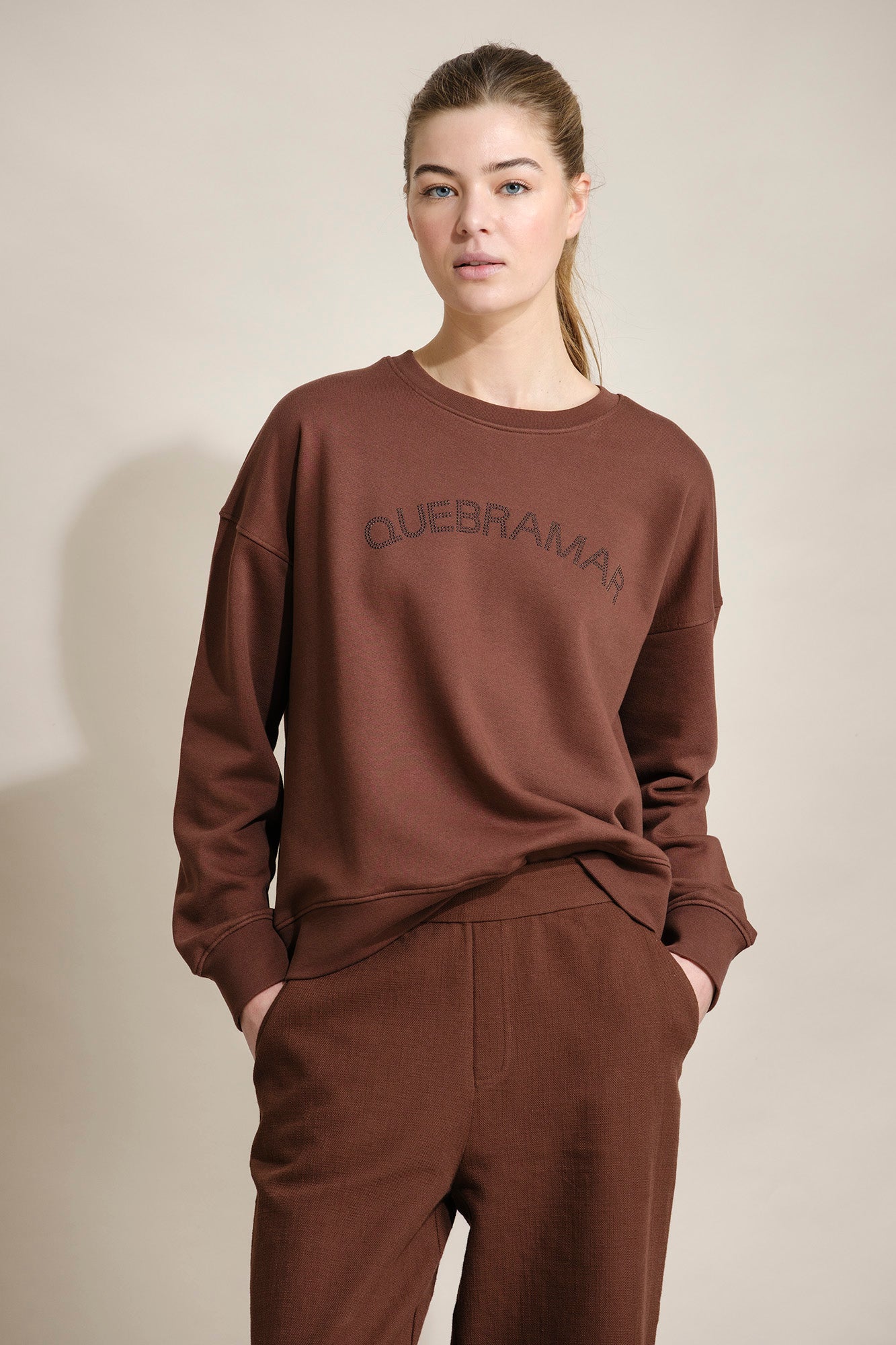 SWEATSHIRT DECOTE REDONDO COM APLICAÇÃO
