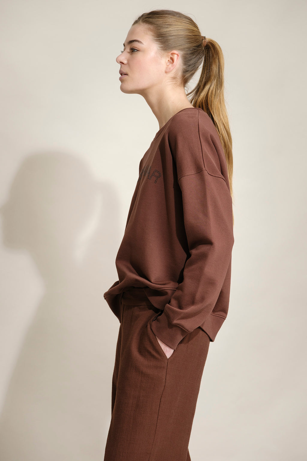 SUDADERA CUELLO REDONDO CON APLICACIÓN