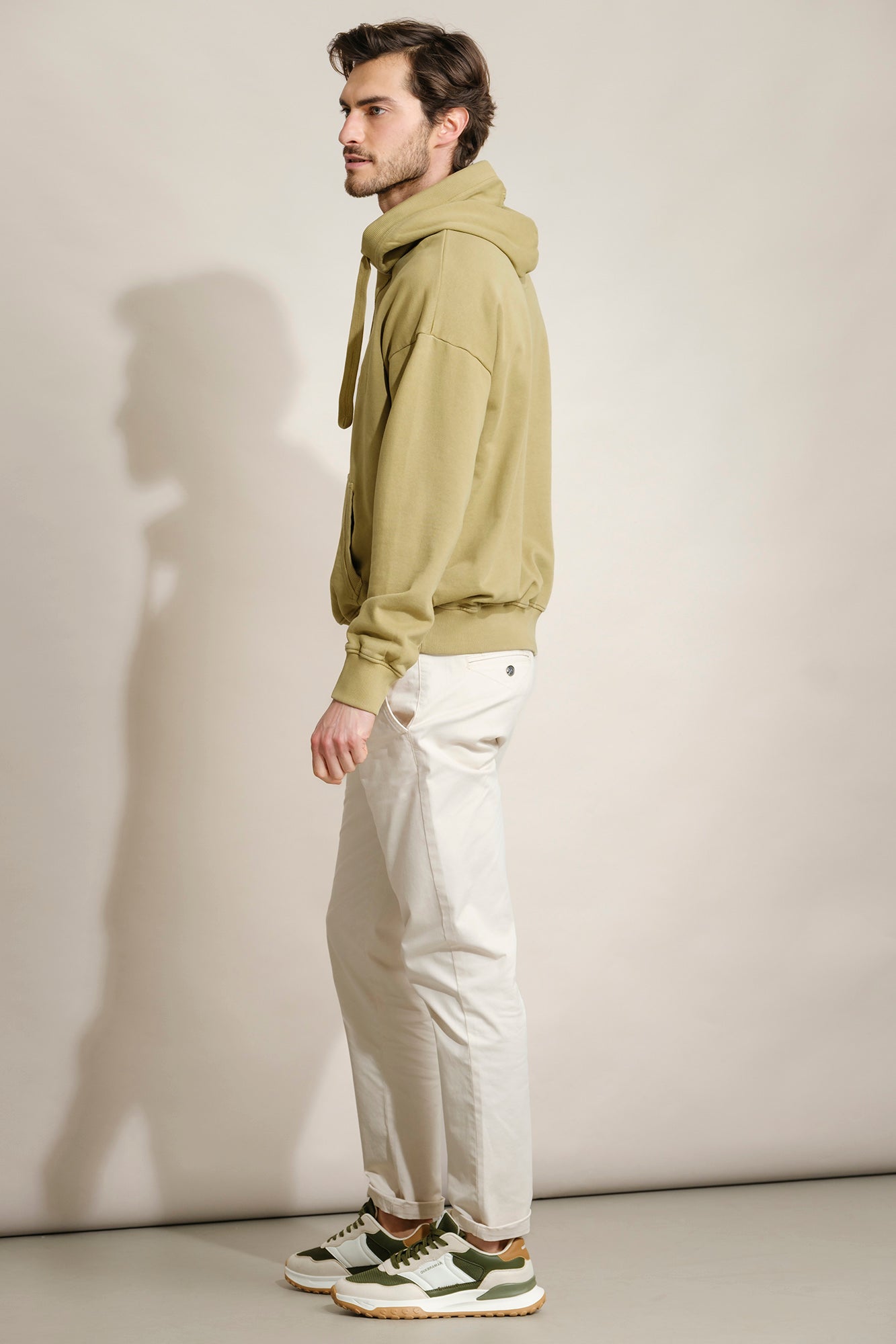 SWEATSHIRT COM CAPUZ COM BORDADO QUEBRAMAR