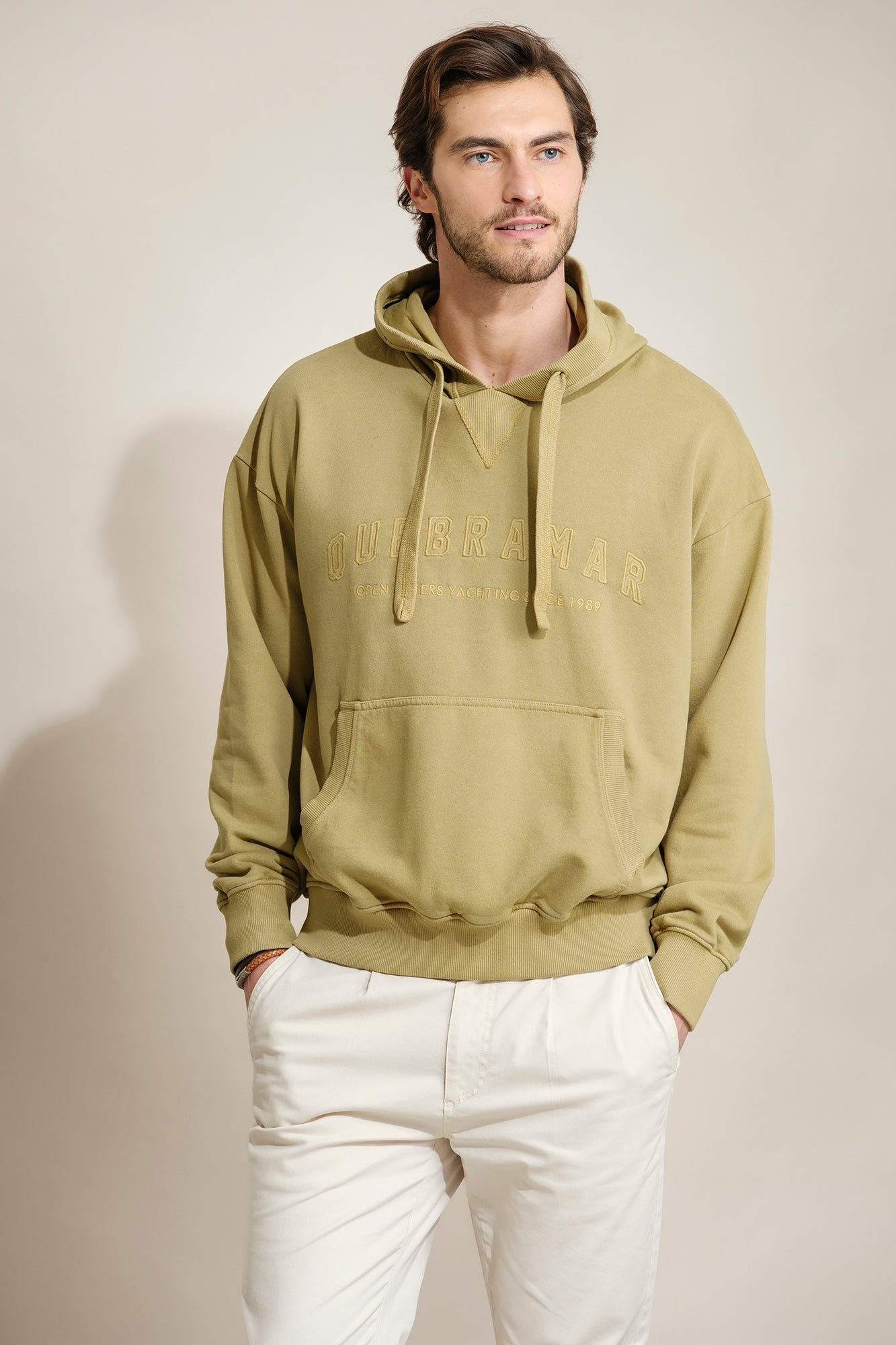 SWEATSHIRT COM CAPUZ COM BORDADO QUEBRAMAR