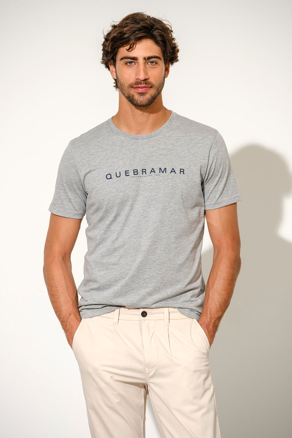 T-SHIRT BÁSICA COM PRINT QUEBRAMAR