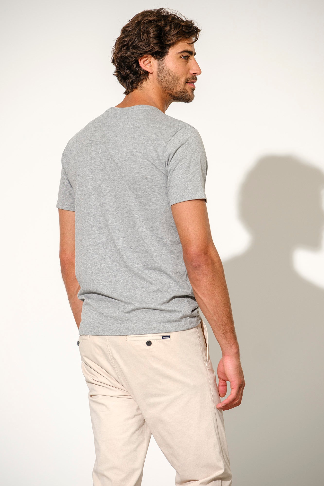 T-SHIRT BÁSICA COM PRINT QUEBRAMAR