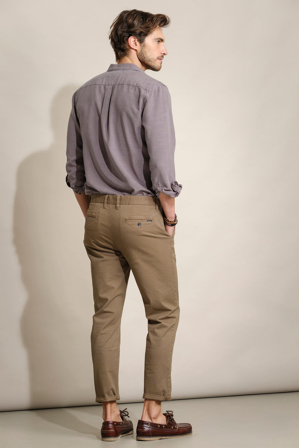PANTALONES CHINO TAPERED FIT CON PINZAS