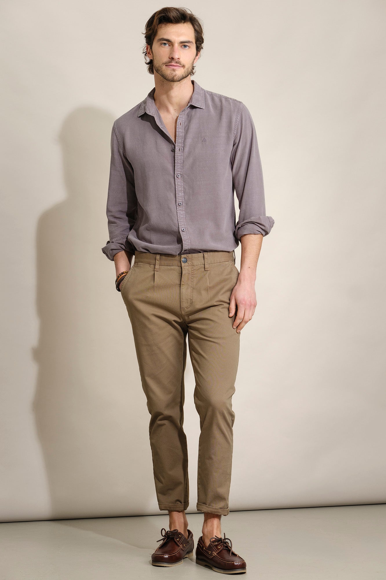CALÇAS CHINO TAPERED FIT COM PINÇAS