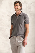 POLO PIQUET COM LOGO EM CONTRASTE