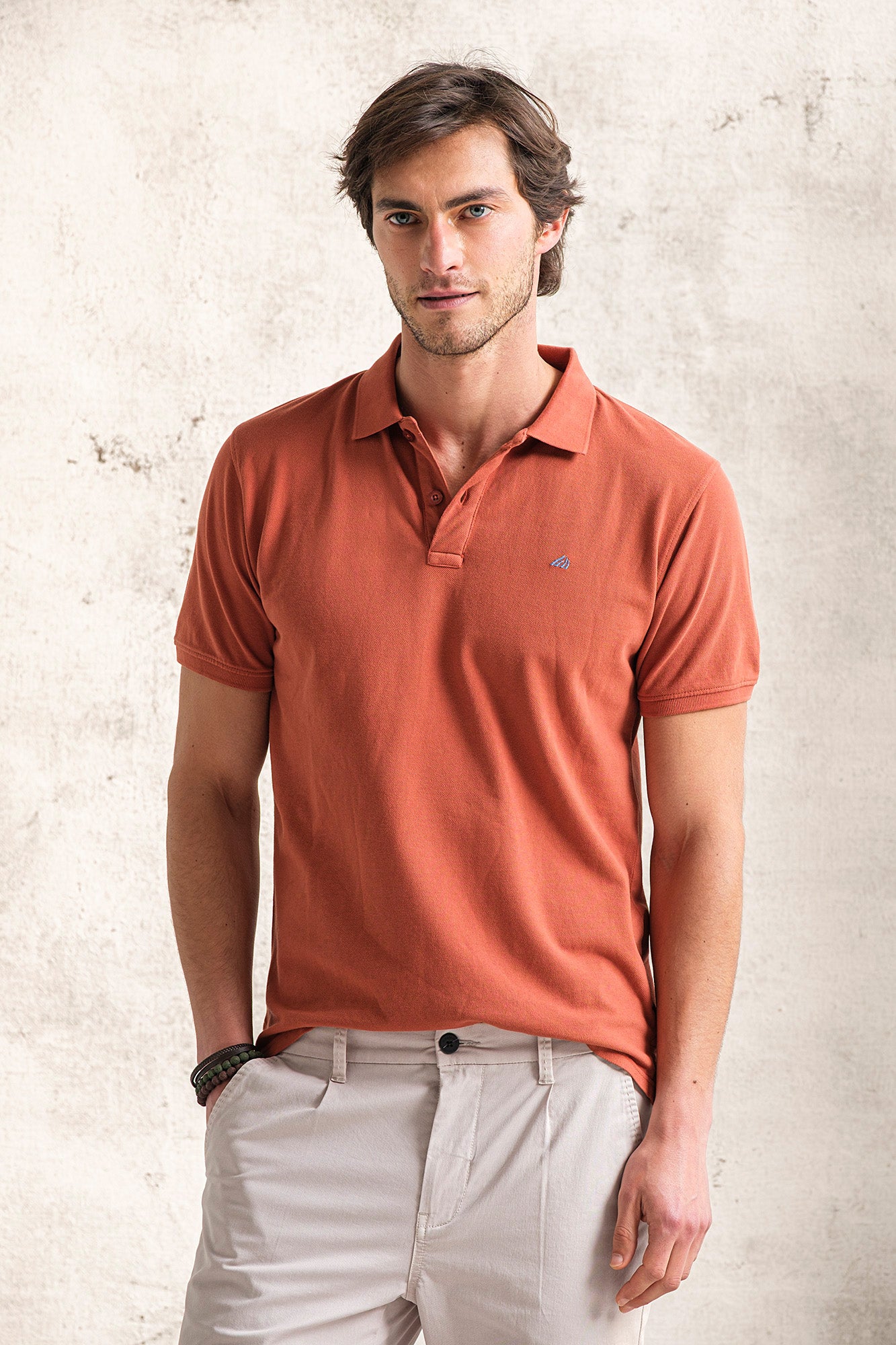 POLO PIQUET COM LOGO EM CONTRASTE
