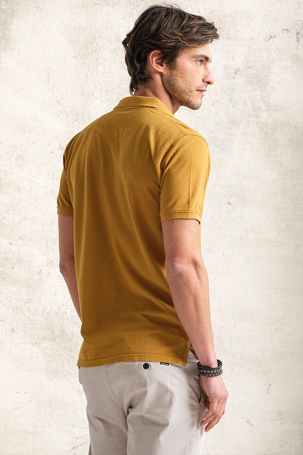 POLO PIQUET COM LOGO EM CONTRASTE