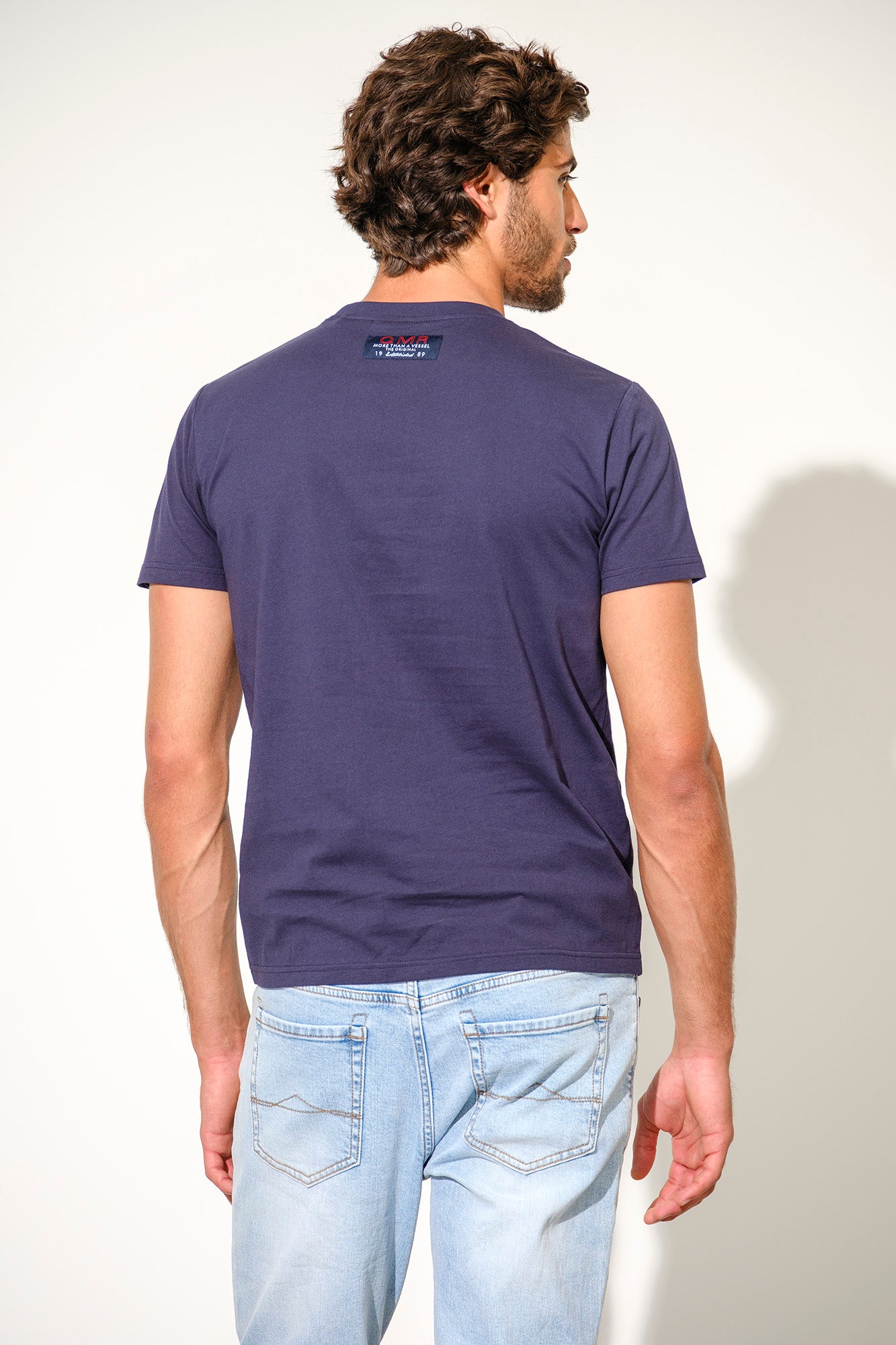 T-SHIRT COM PRINT E ETIQUETA