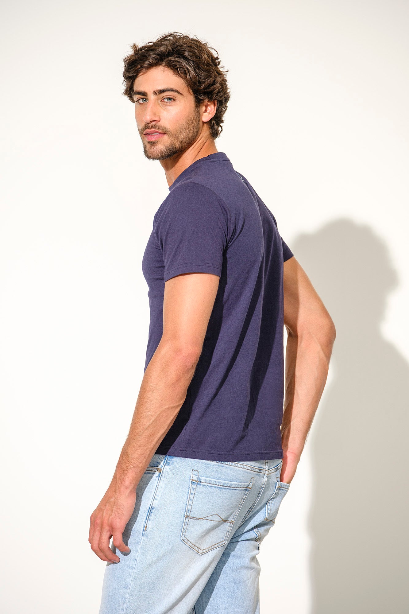 T-SHIRT COM PRINT E ETIQUETA