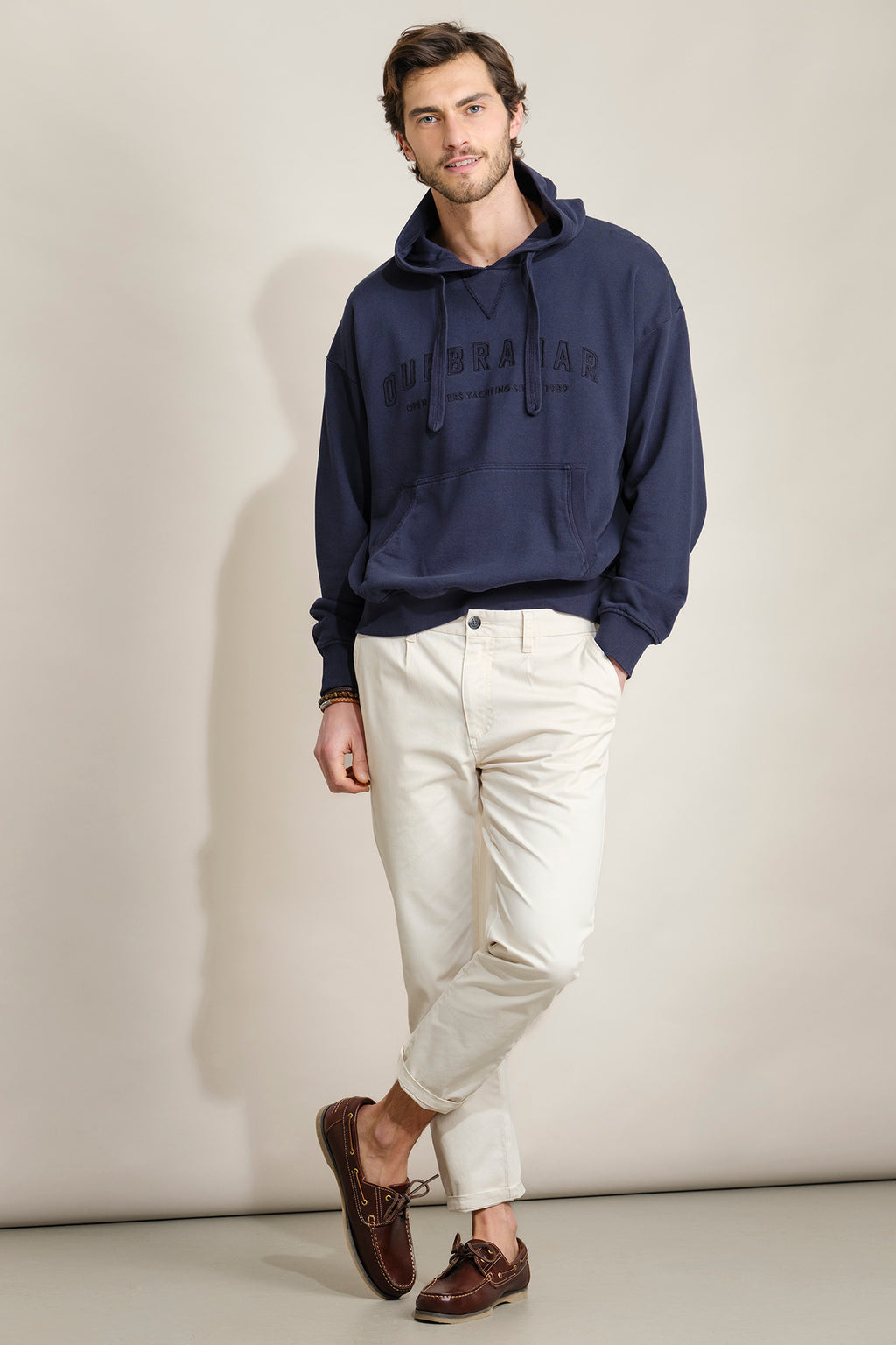 SWEATSHIRT COM CAPUZ COM BORDADO QUEBRAMAR