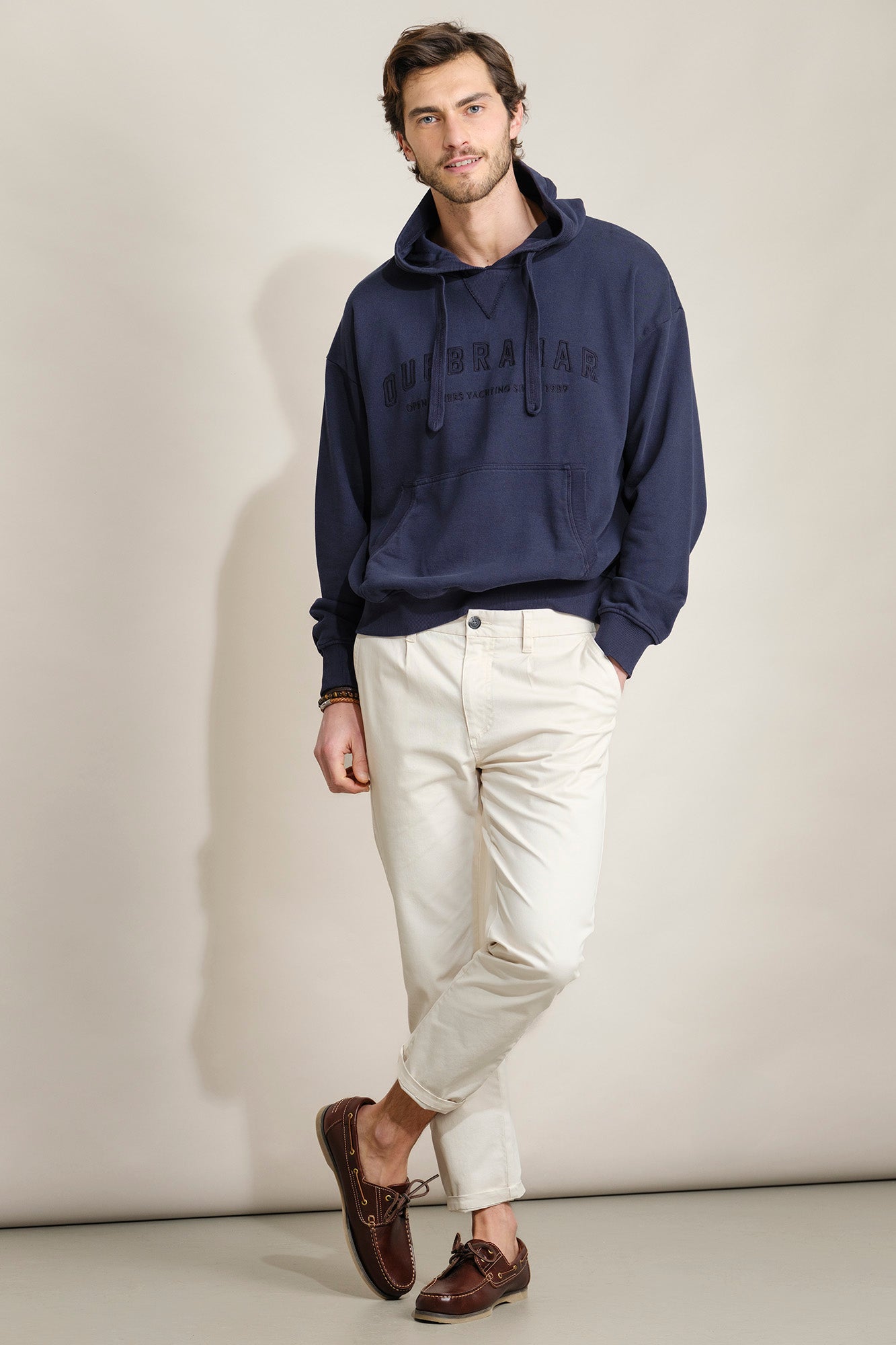 SWEATSHIRT COM CAPUZ COM BORDADO QUEBRAMAR