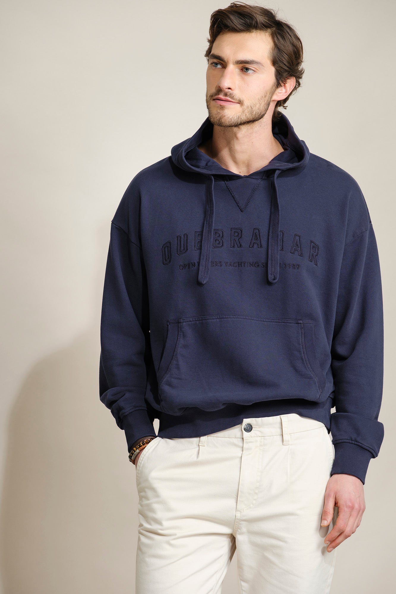SWEATSHIRT COM CAPUZ COM BORDADO QUEBRAMAR