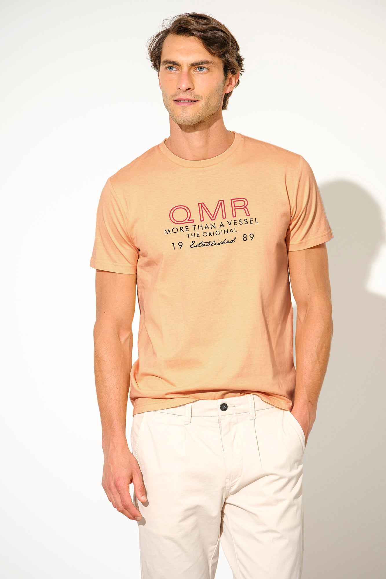 T-SHIRT COM PRINT E ETIQUETA