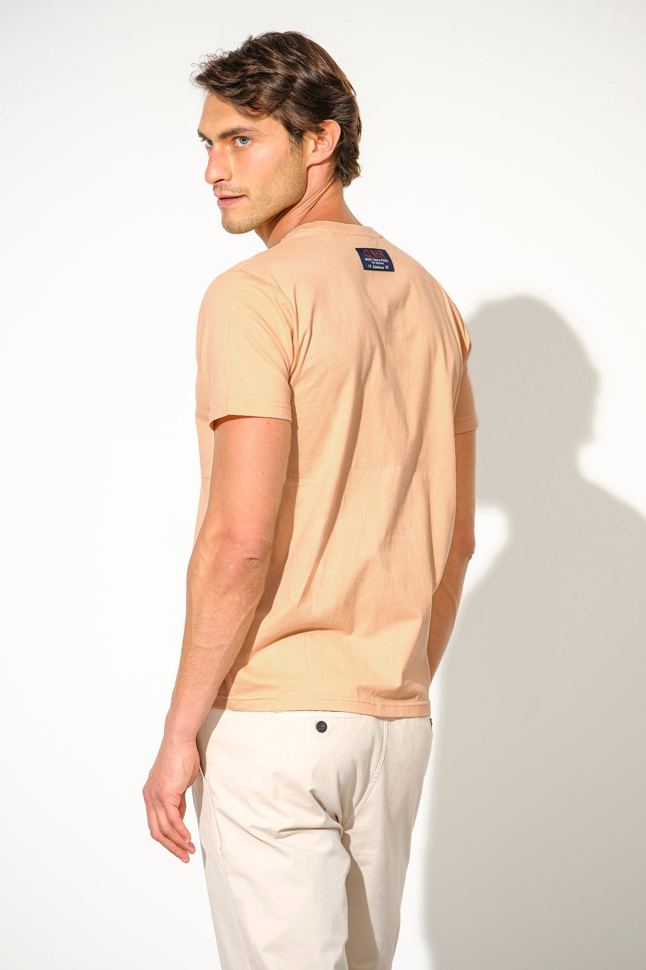 CAMISETA CON ESTAMPADO Y ETIQUETA