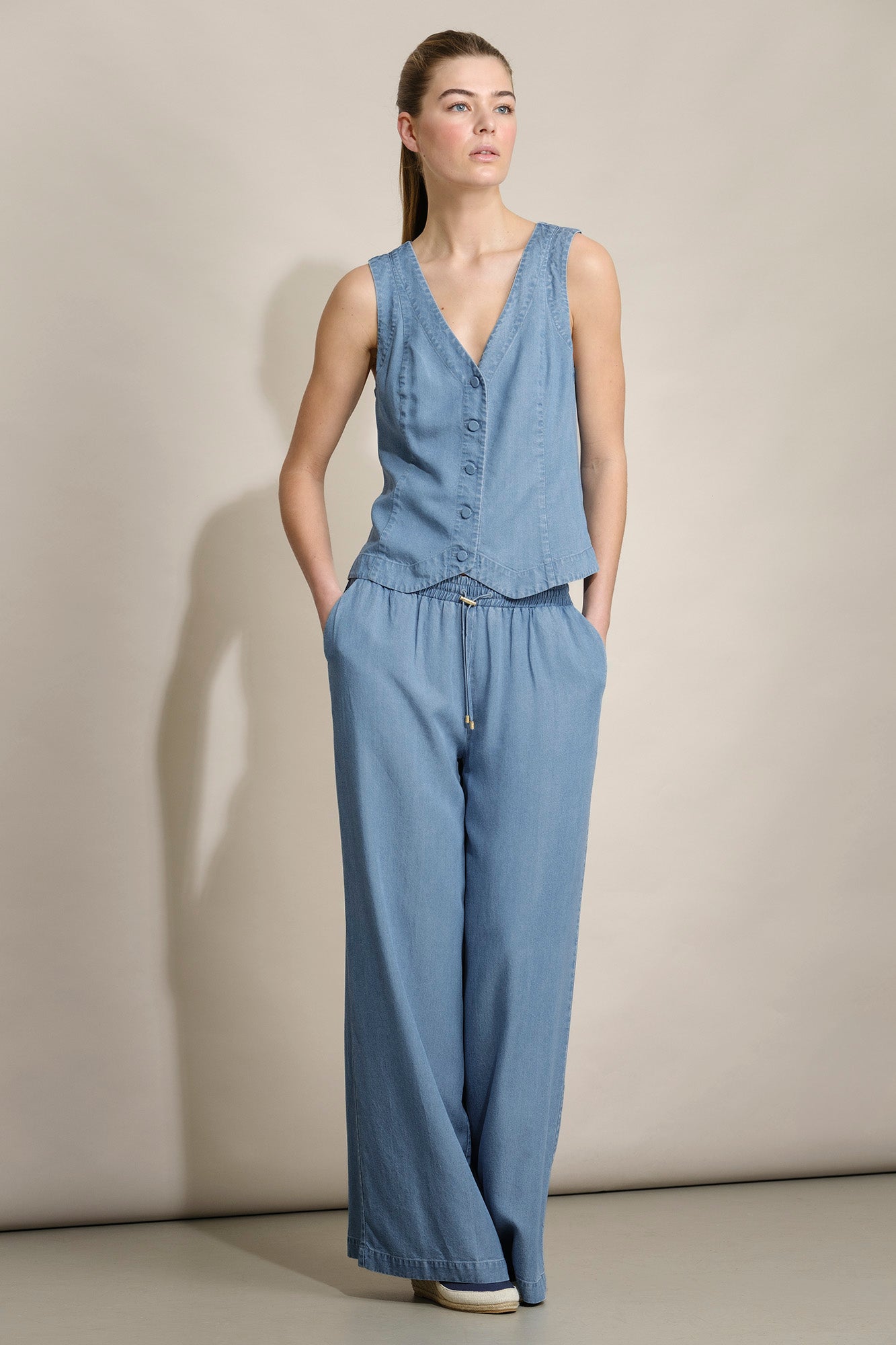 PANTALONES CHAMBRAY CON ELÁSTICO EN LA CINTURA