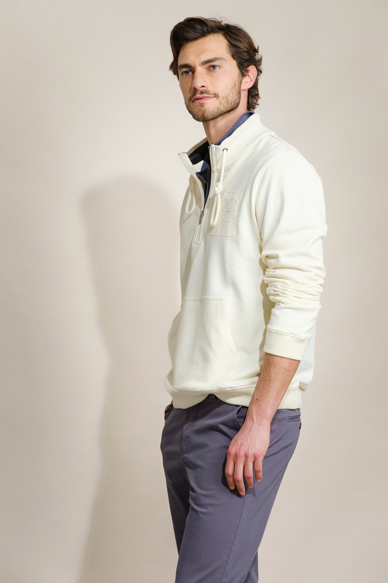 SUDADERA CON CUELLO Y BOLSILLOS