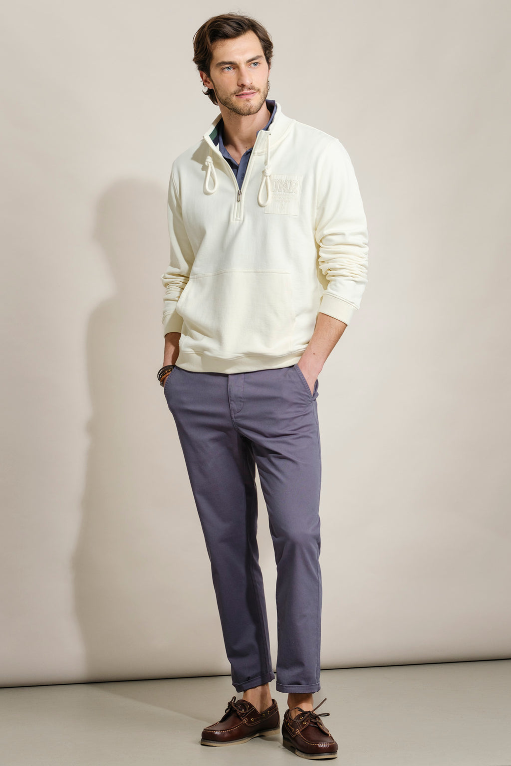 SUDADERA CON CUELLO Y BOLSILLOS