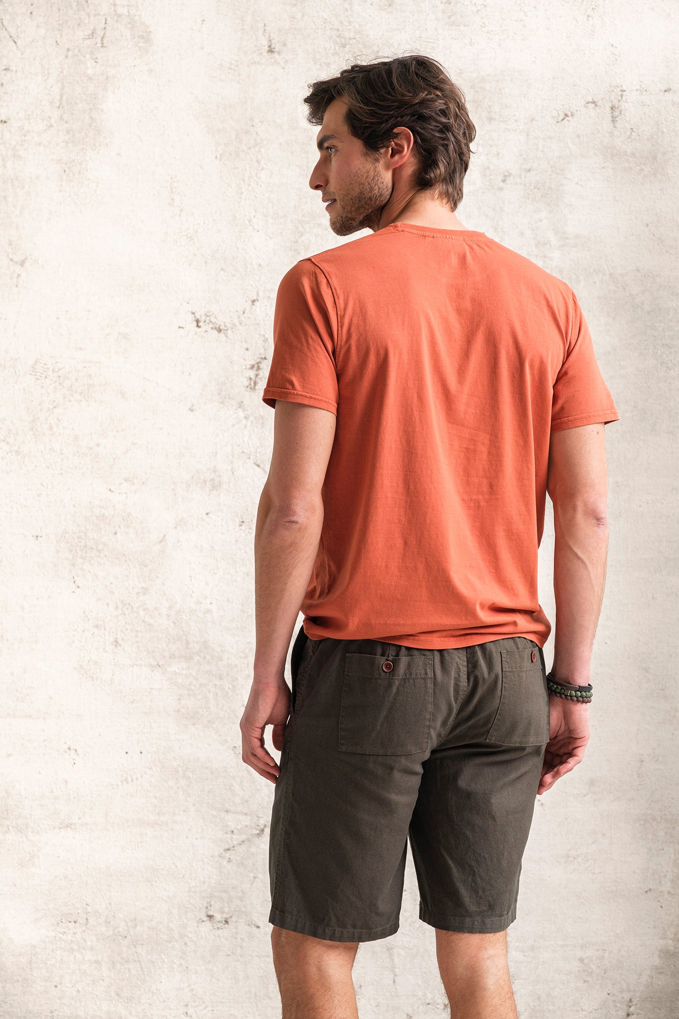 T-SHIRT COM PRINT QUEBRAMAR AO TOM