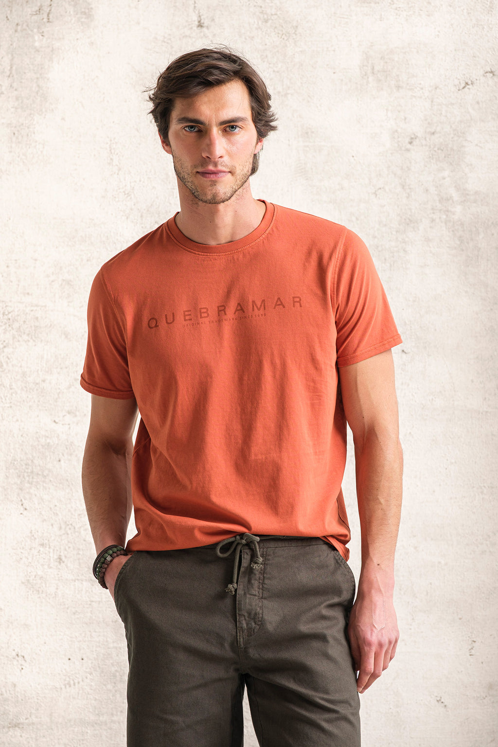 T-SHIRT COM PRINT QUEBRAMAR AO TOM