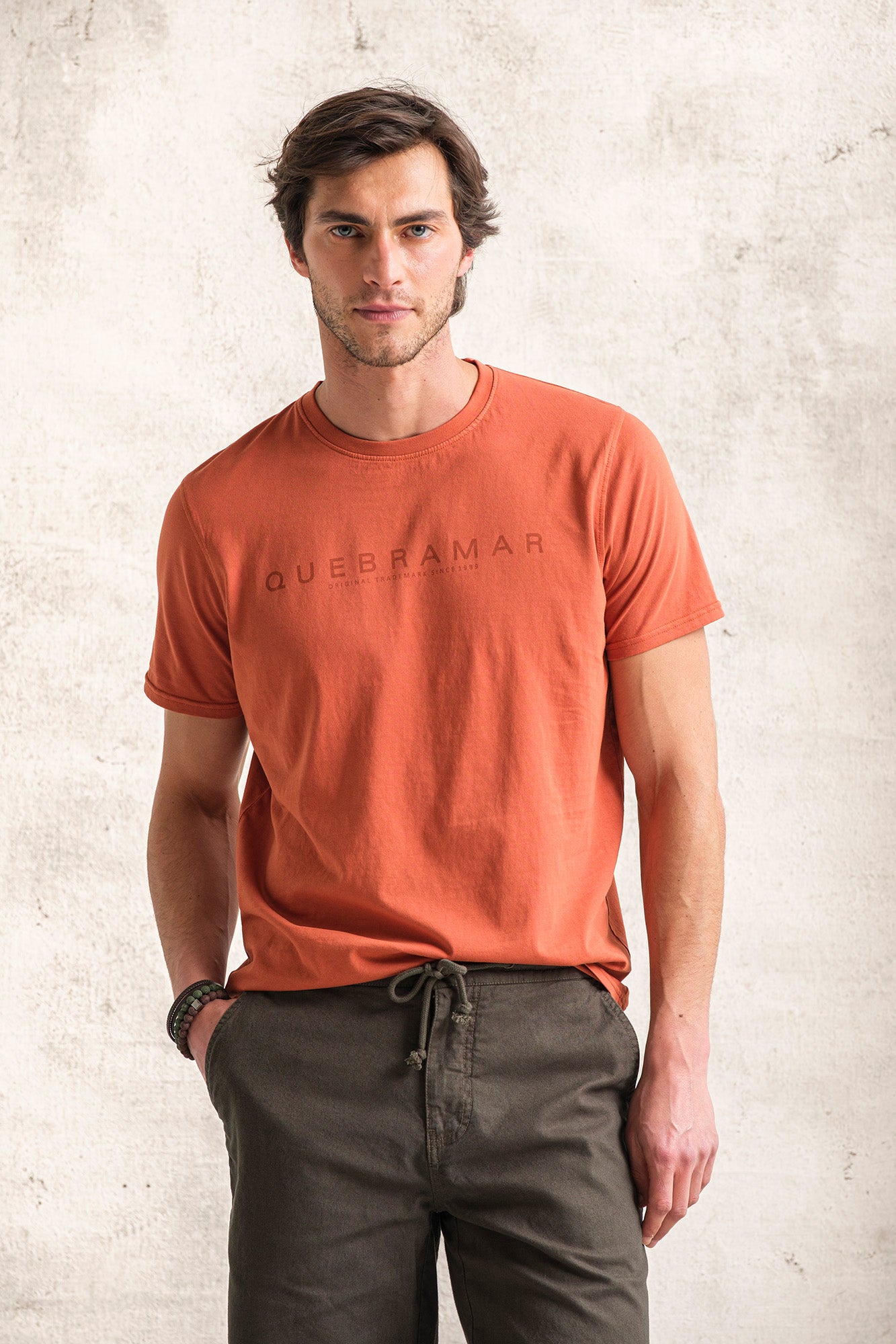 T-SHIRT COM PRINT QUEBRAMAR AO TOM