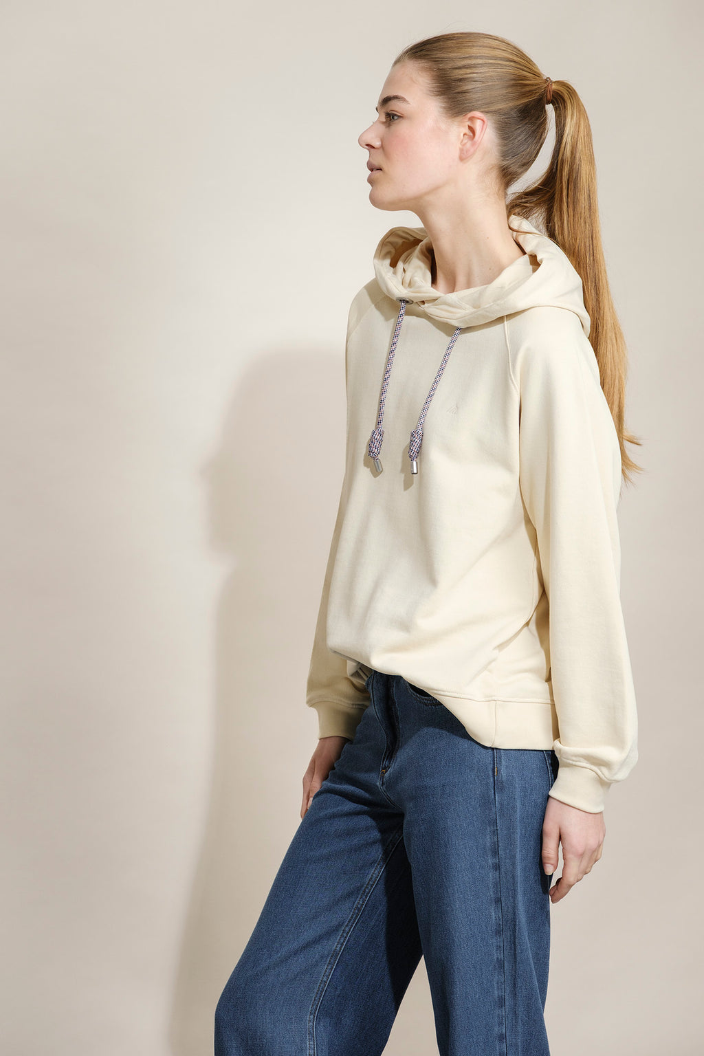 SWEATSHIRT CAPUZ E LOGO EM CONTRASTE