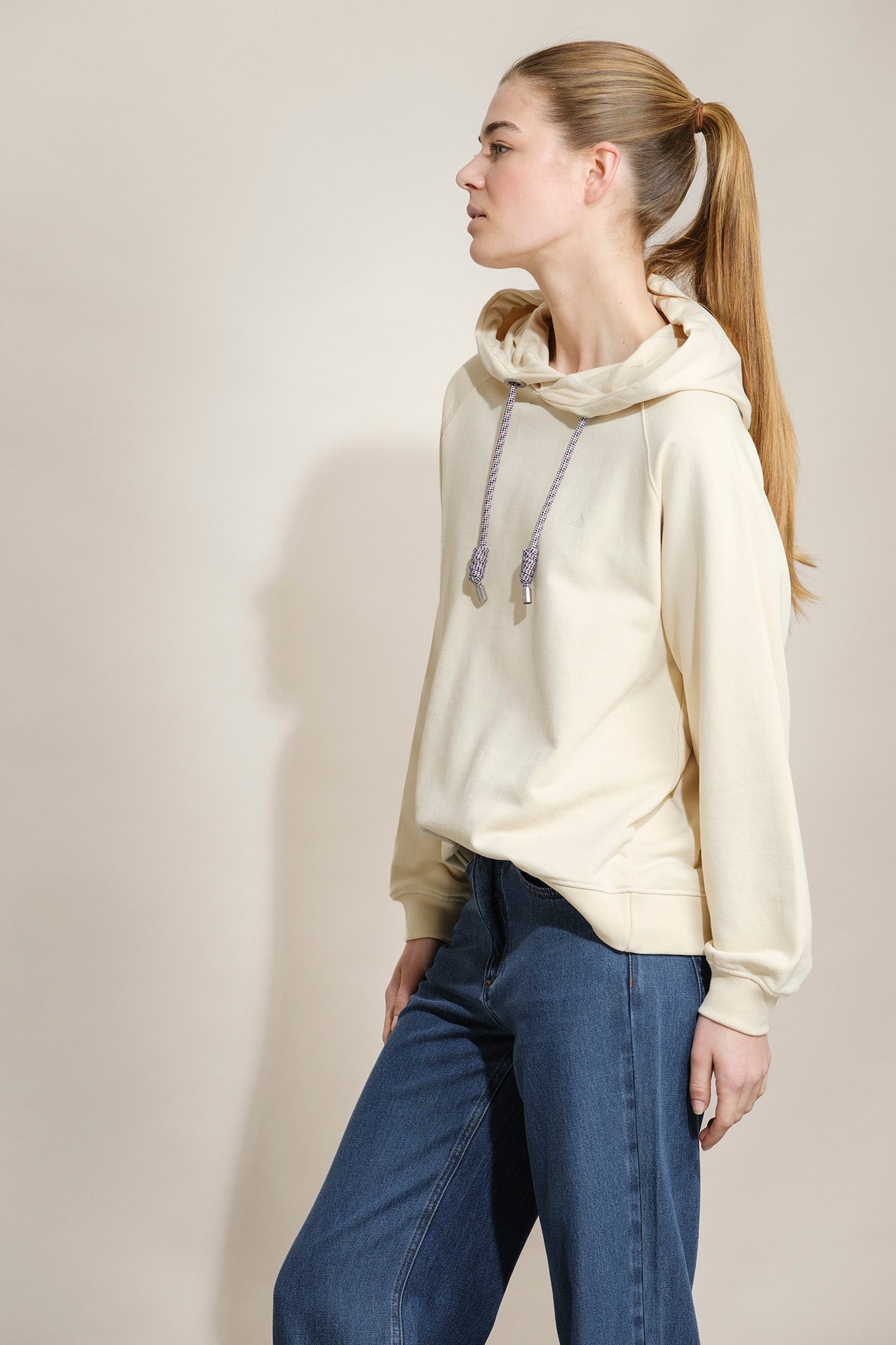 SWEATSHIRT CAPUZ E LOGO EM CONTRASTE