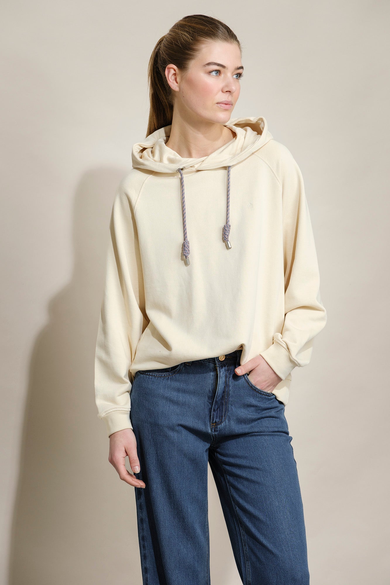 SWEATSHIRT CAPUZ E LOGO EM CONTRASTE