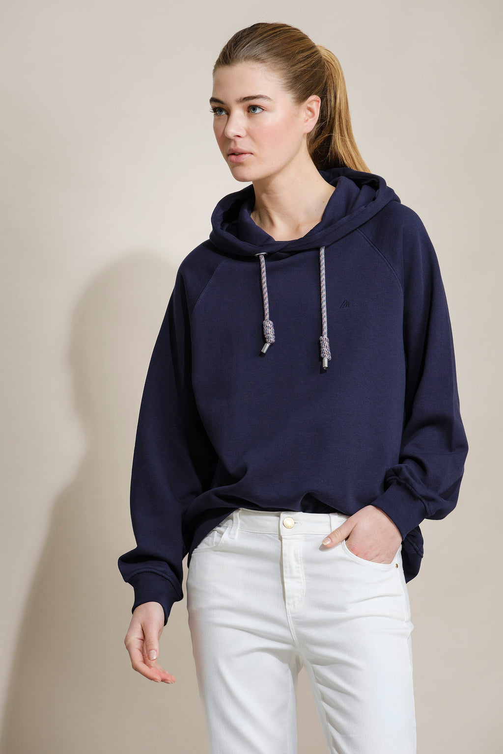 SWEATSHIRT CAPUZ E LOGO EM CONTRASTE