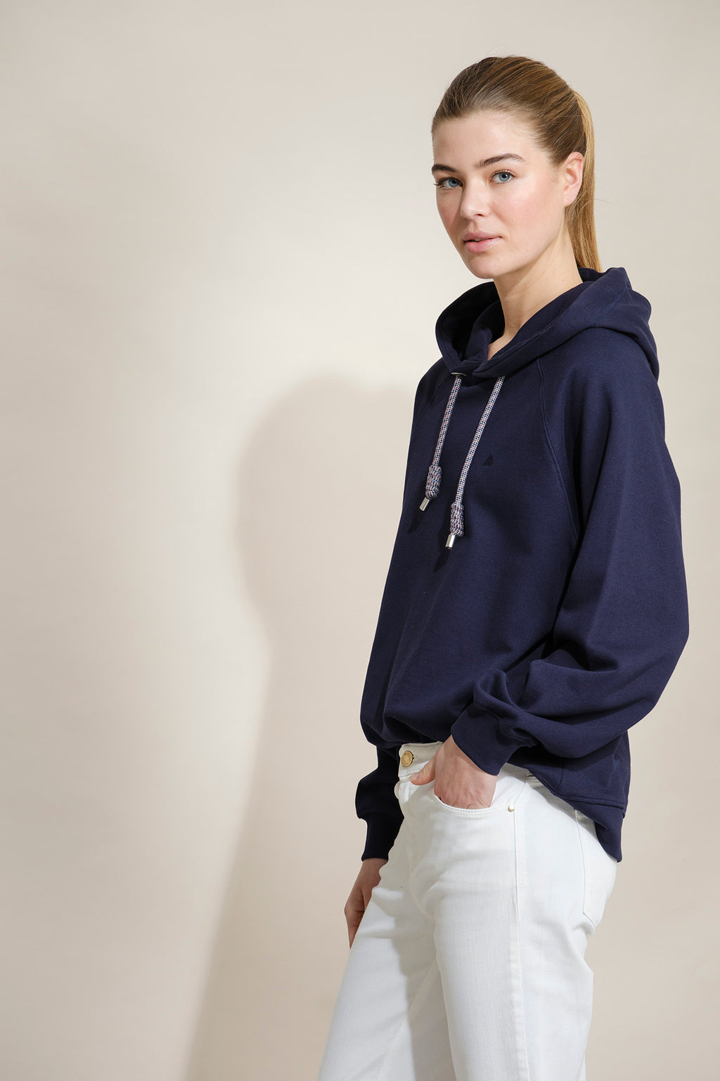 SWEATSHIRT CAPUZ E LOGO EM CONTRASTE