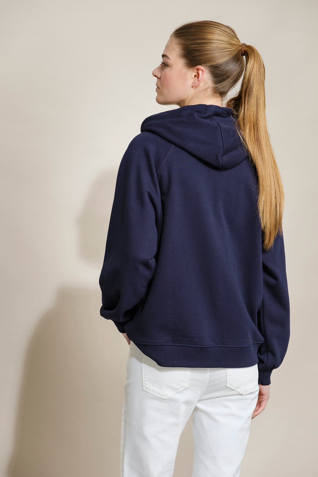 SWEATSHIRT CAPUZ E LOGO EM CONTRASTE