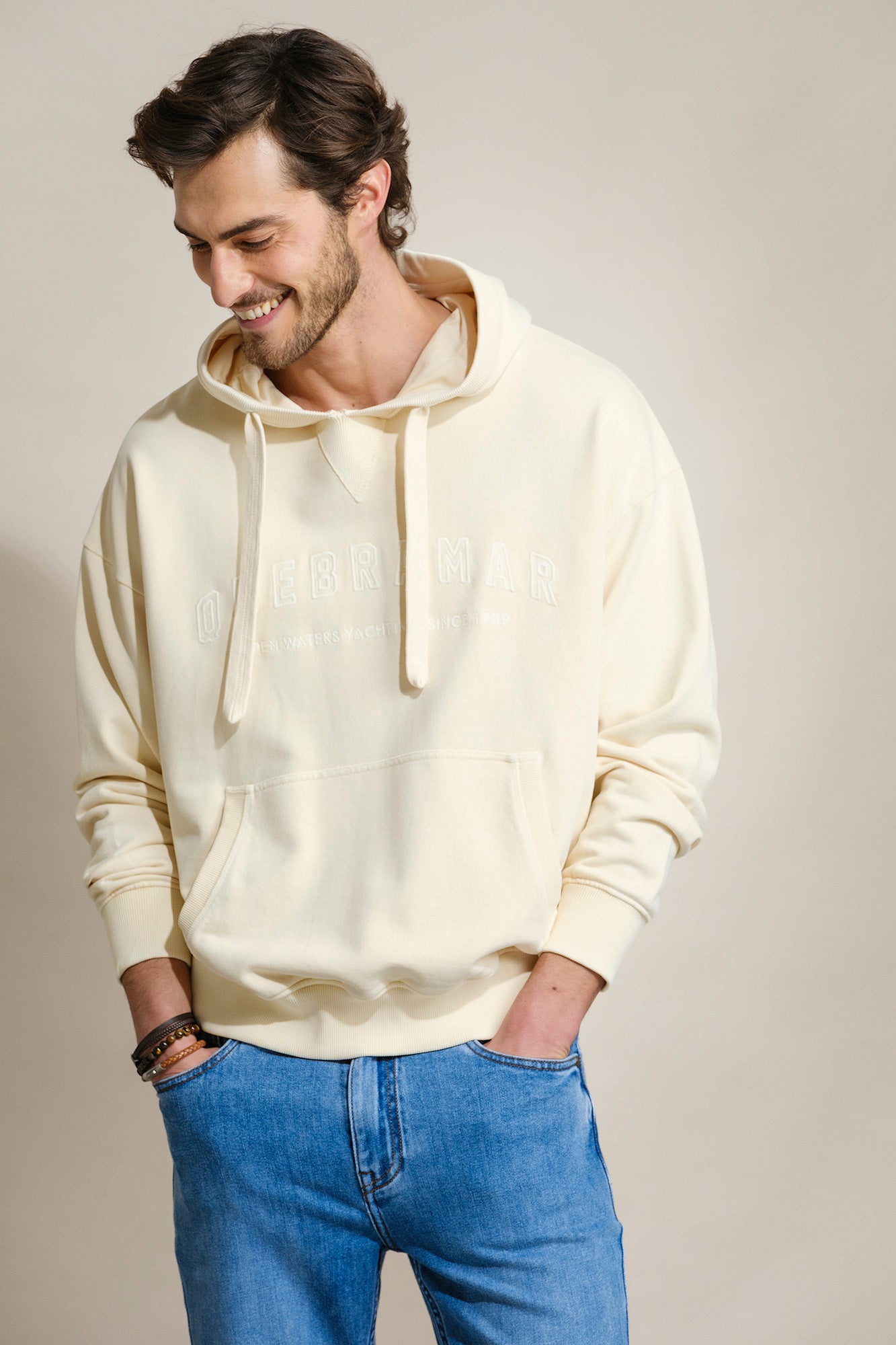 SWEATSHIRT COM CAPUZ COM BORDADO QUEBRAMAR