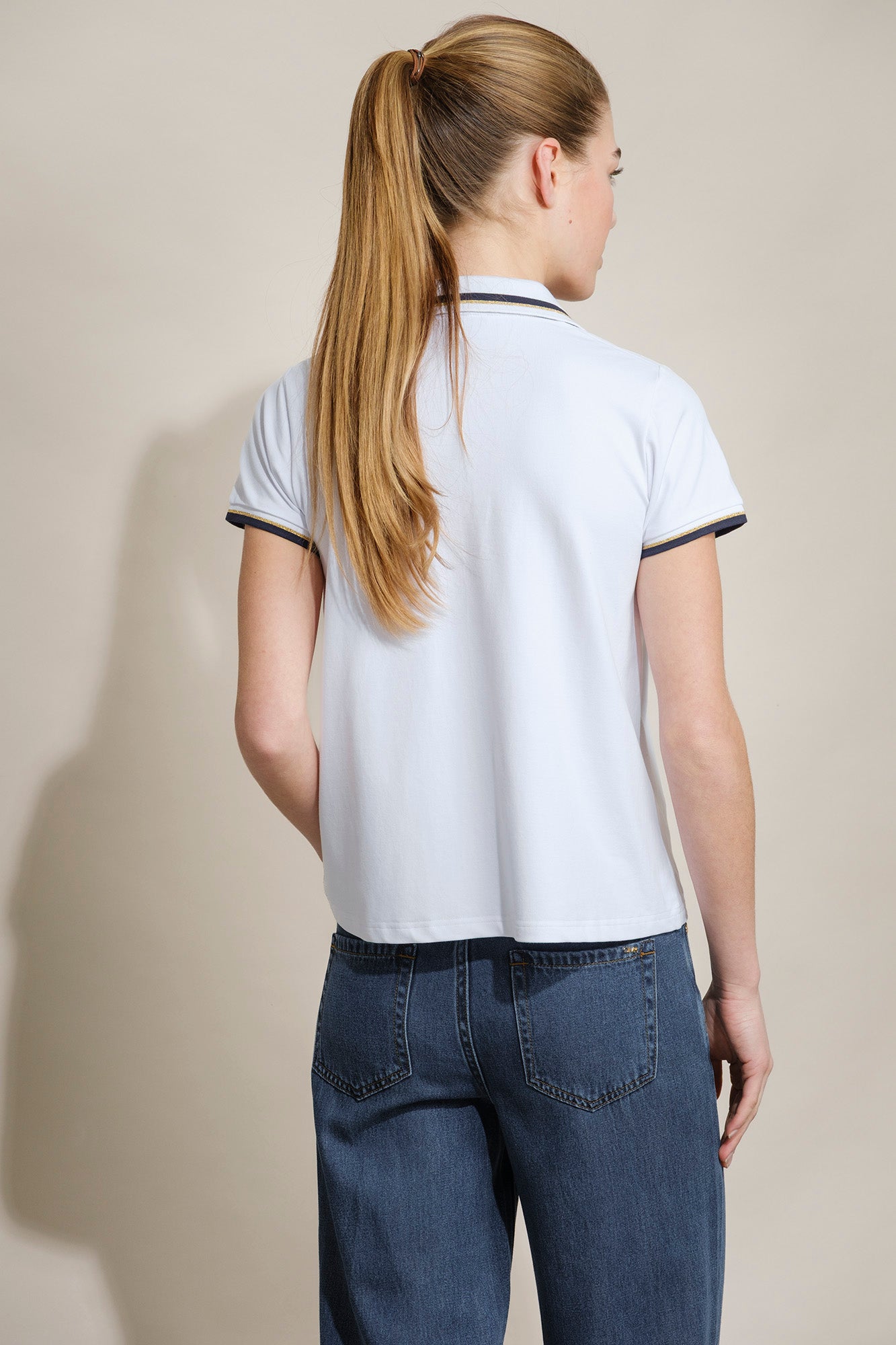 POLO CON CONTRASTES EN CUELLO Y MANGAS