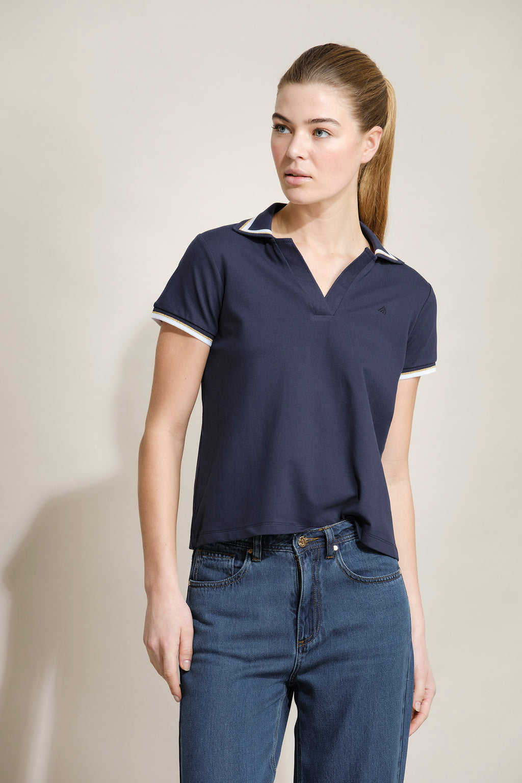 POLO CON CONTRASTES EN CUELLO Y MANGAS