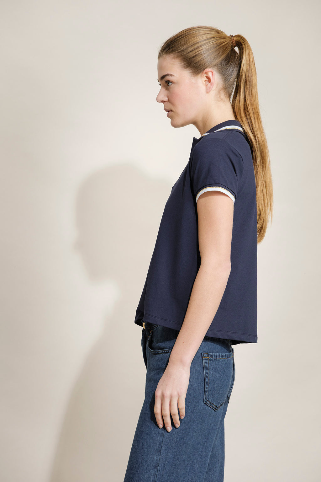 POLO CON CONTRASTES EN CUELLO Y MANGAS
