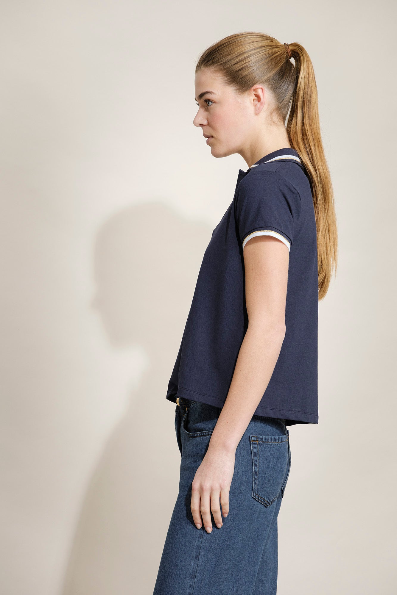 POLO CON CONTRASTES EN CUELLO Y MANGAS