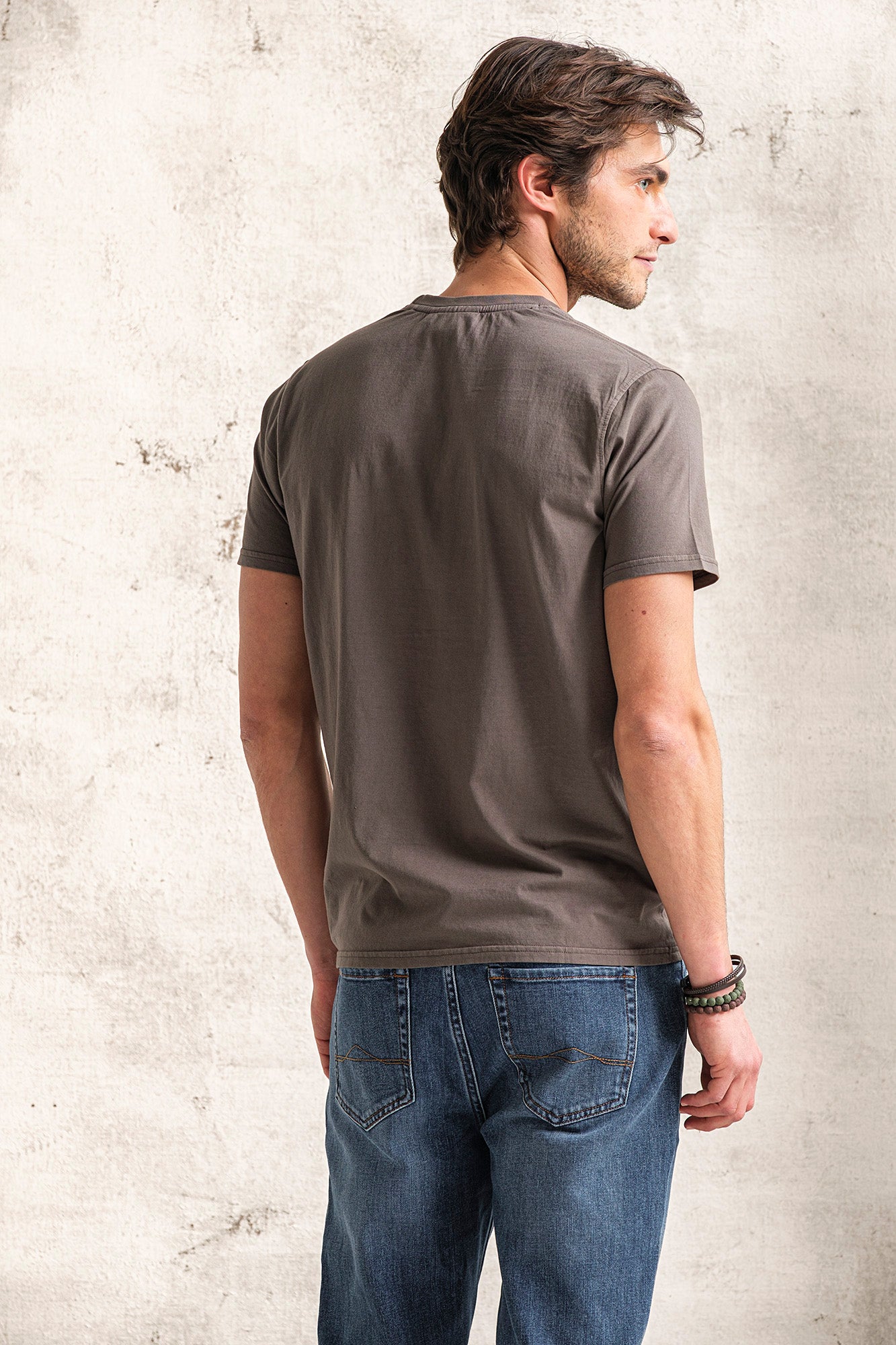 T-SHIRT COM PRINT QUEBRAMAR AO TOM