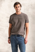 T-SHIRT COM PRINT QUEBRAMAR AO TOM