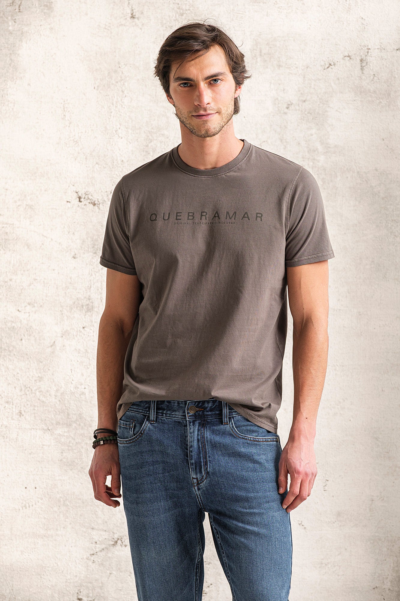 T-SHIRT COM PRINT QUEBRAMAR AO TOM