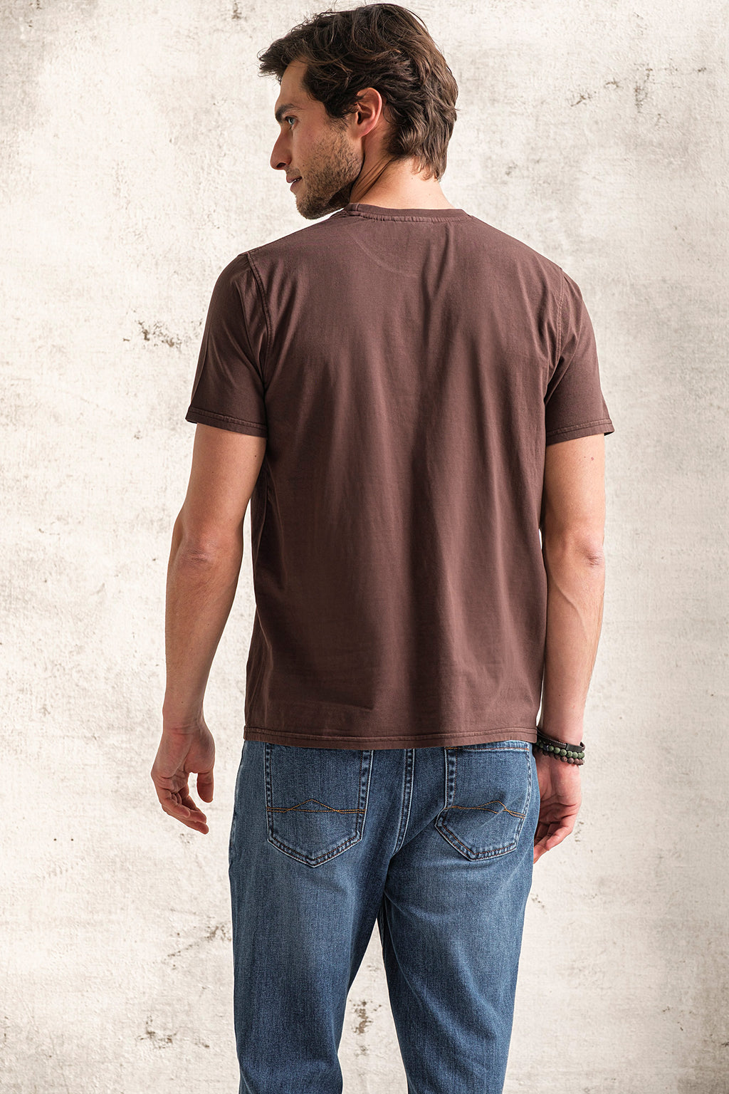 T-SHIRT COM PRINT QUEBRAMAR AO TOM