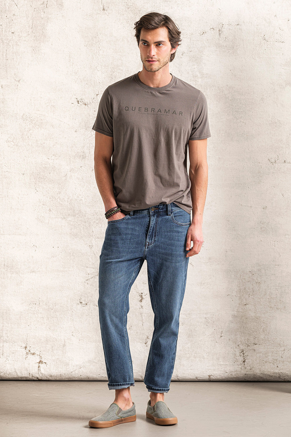 T-SHIRT COM PRINT QUEBRAMAR AO TOM