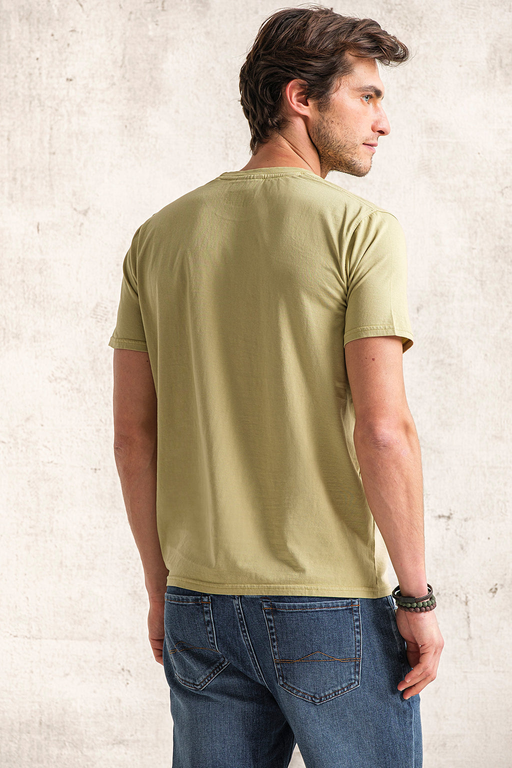 T-SHIRT COM PRINT QUEBRAMAR AO TOM