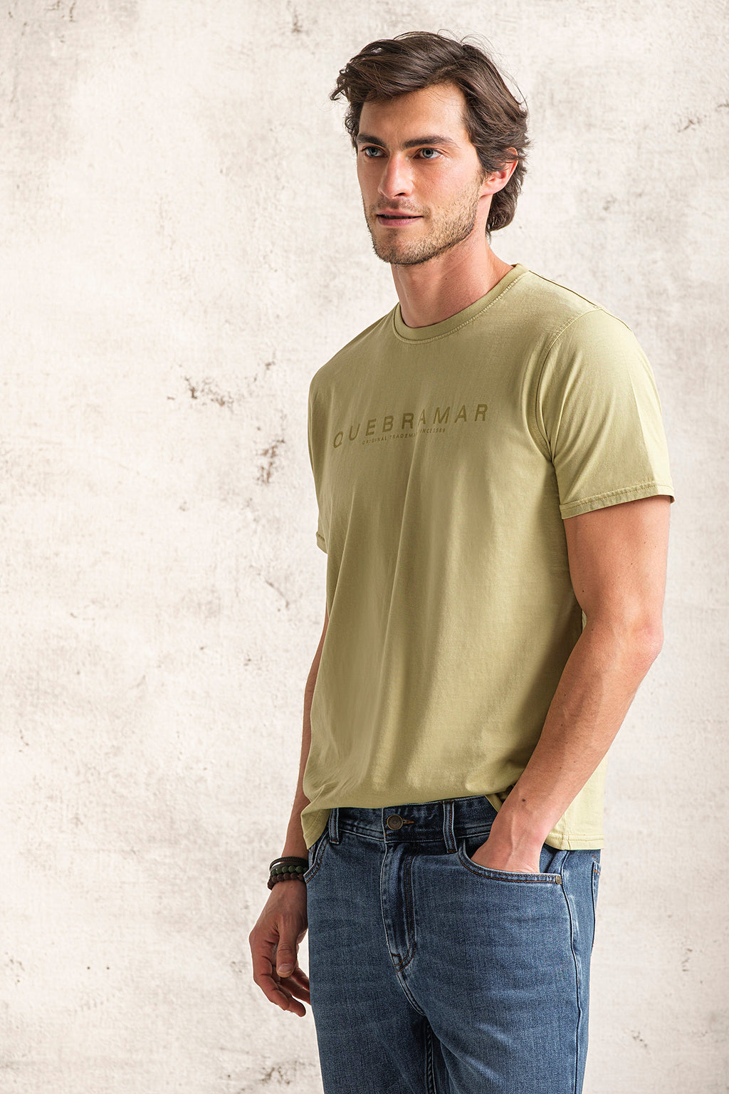 T-SHIRT COM PRINT QUEBRAMAR AO TOM