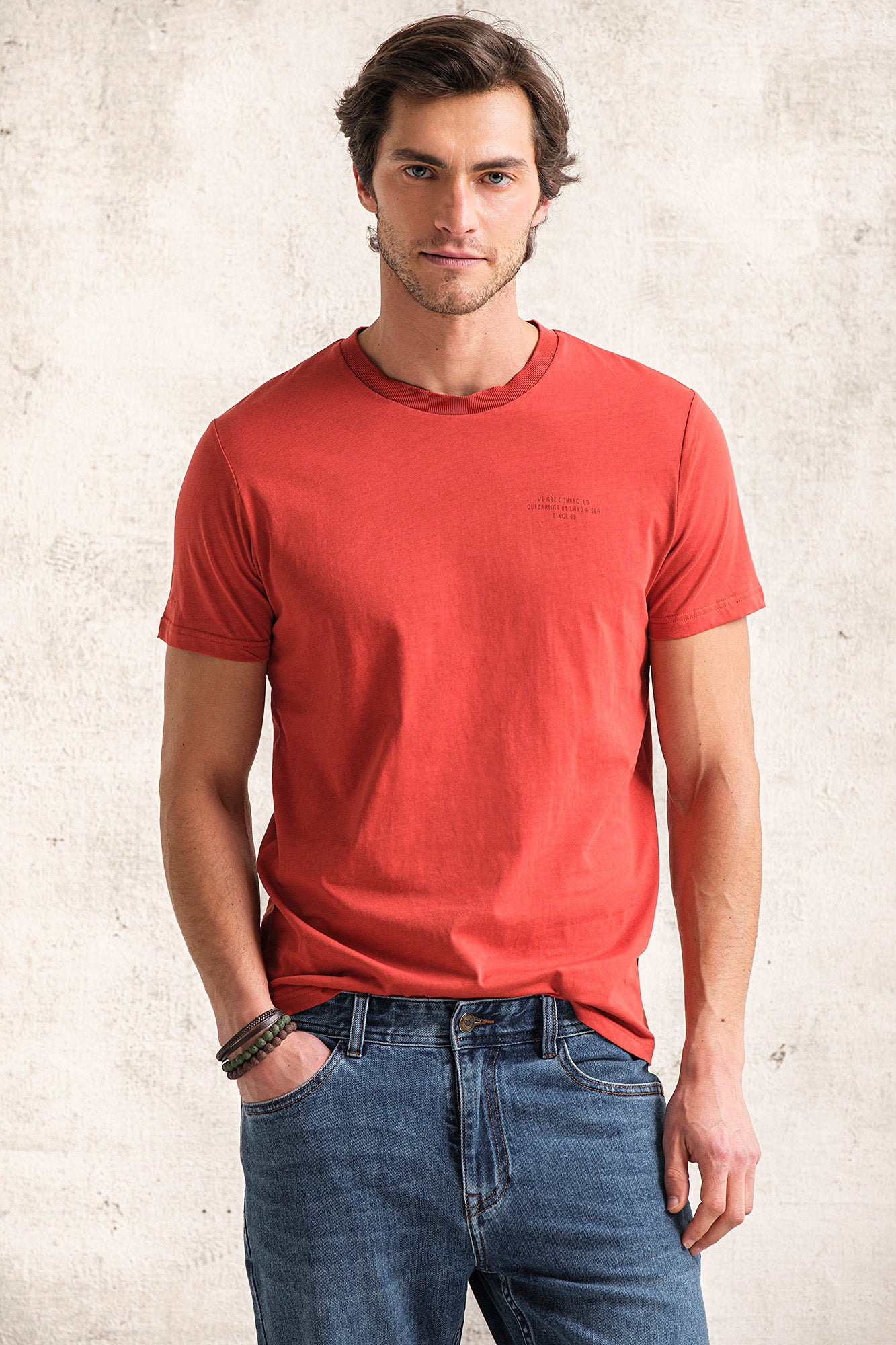 T-SHIRT COM ESTAMPADO FLORAL NAS COSTAS