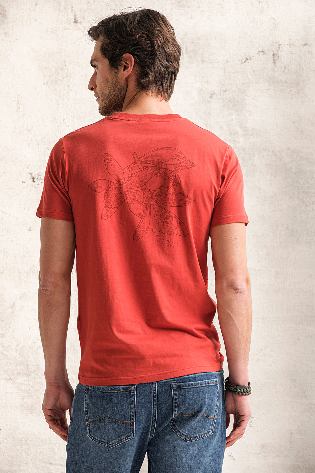 T-SHIRT COM ESTAMPADO FLORAL NAS COSTAS