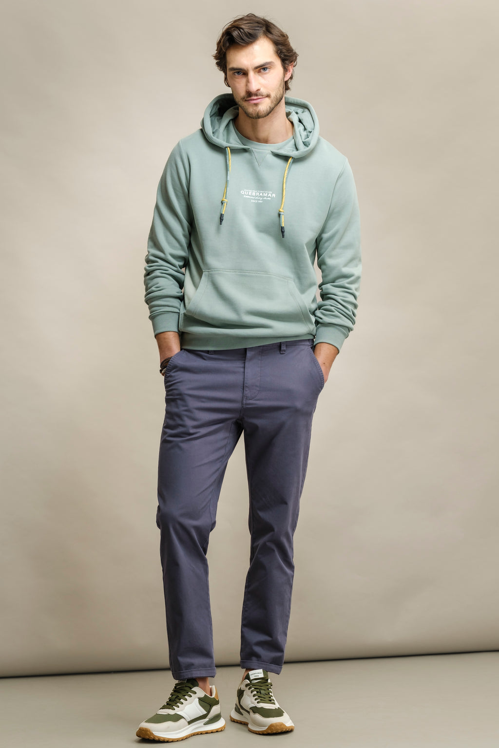 SUDADERA CON CAPUCHA Y BORDADO