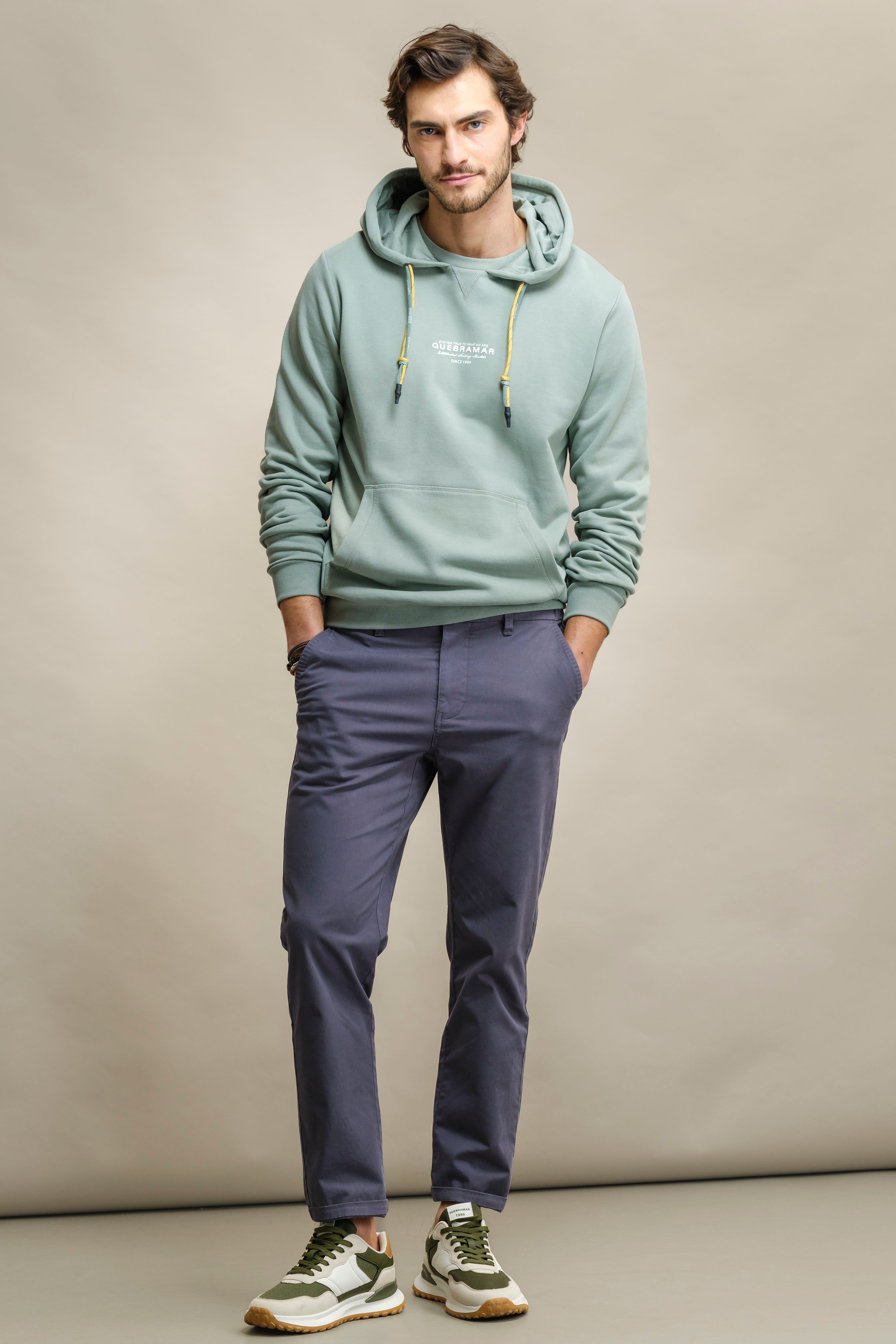 SUDADERA CON CAPUCHA Y BORDADO
