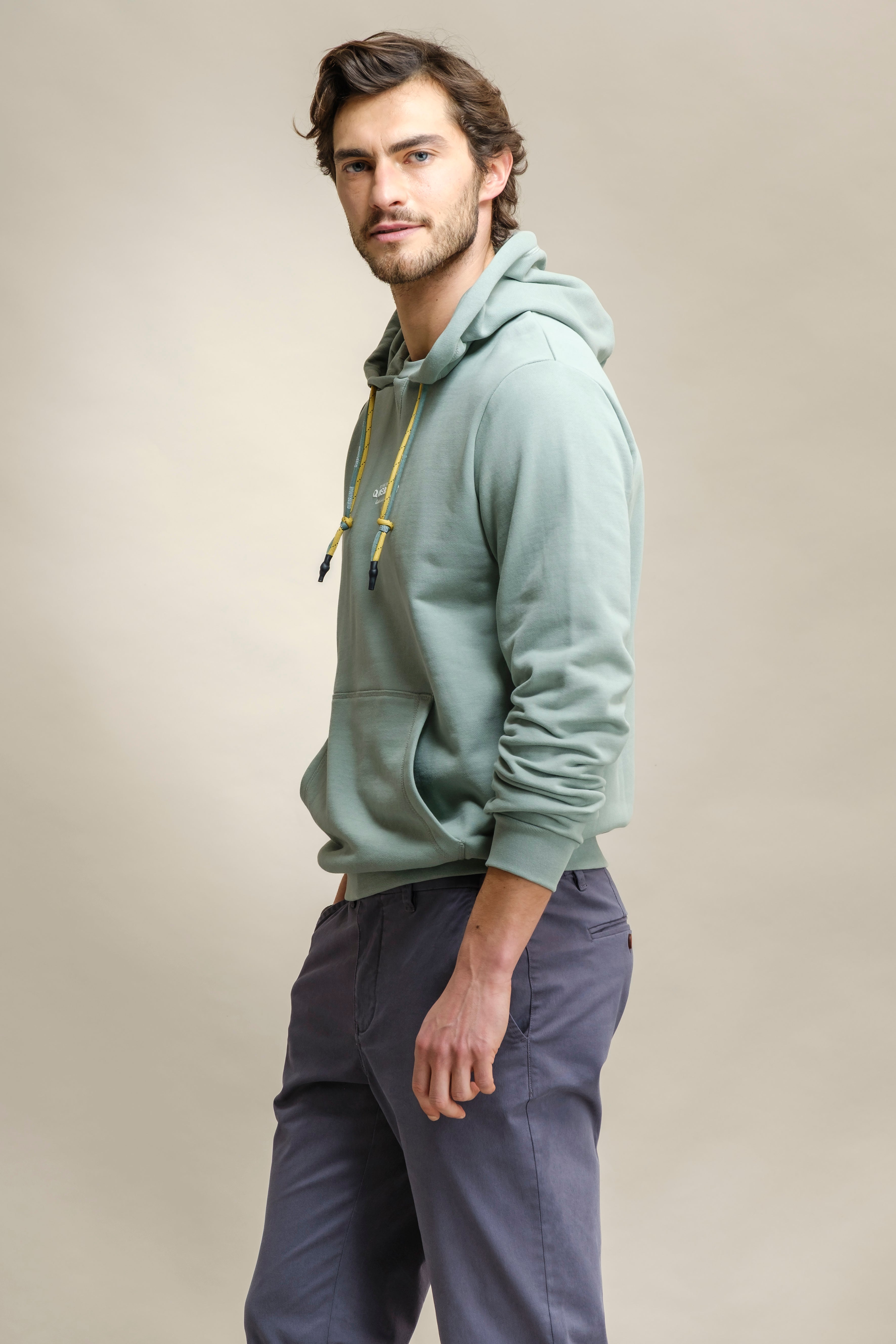 SUDADERA CON CAPUCHA Y BORDADO