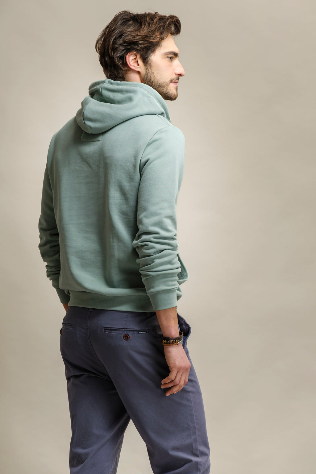 SUDADERA CON CAPUCHA Y BORDADO